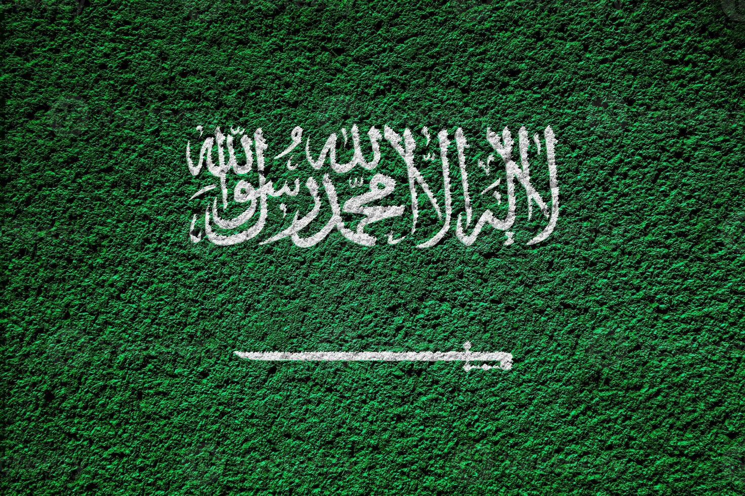 bandera de Reino de saudi arabia en un texturizado antecedentes. concepto collage. foto