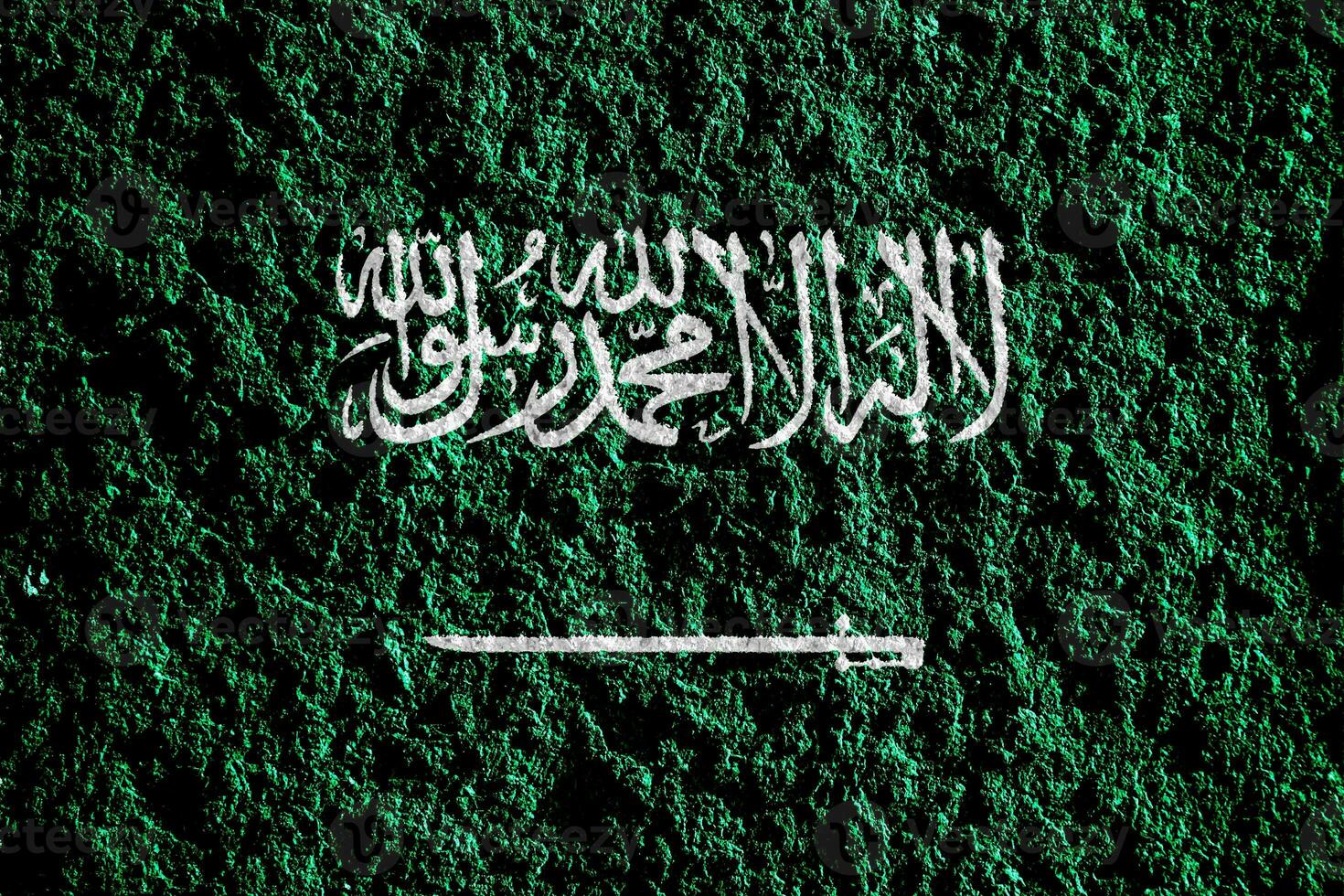 bandera de Reino de saudi arabia en un texturizado antecedentes. concepto collage. foto