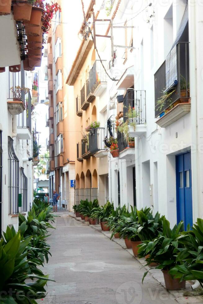 estrecho calles en el antiguo trimestre de el Mediterráneo pueblo de blanes en el provincia de Barcelona, Cataluña, España. foto