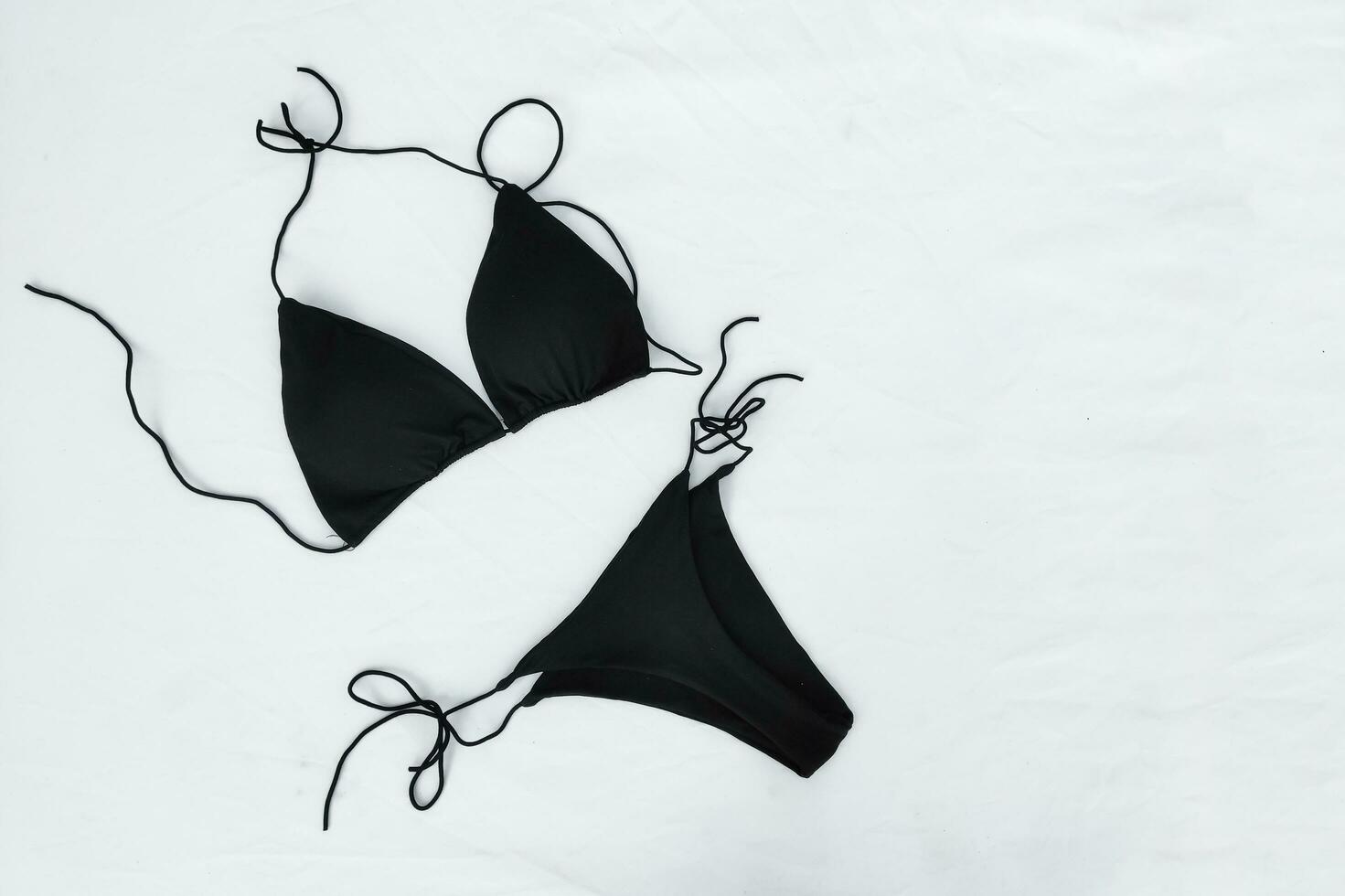 negro De las mujeres sexy traje de baño en un blanco antecedentes foto