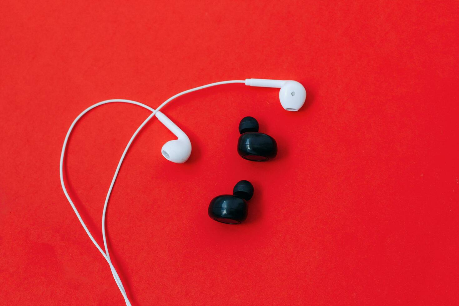 Wireless headphones and headphones with wires photo