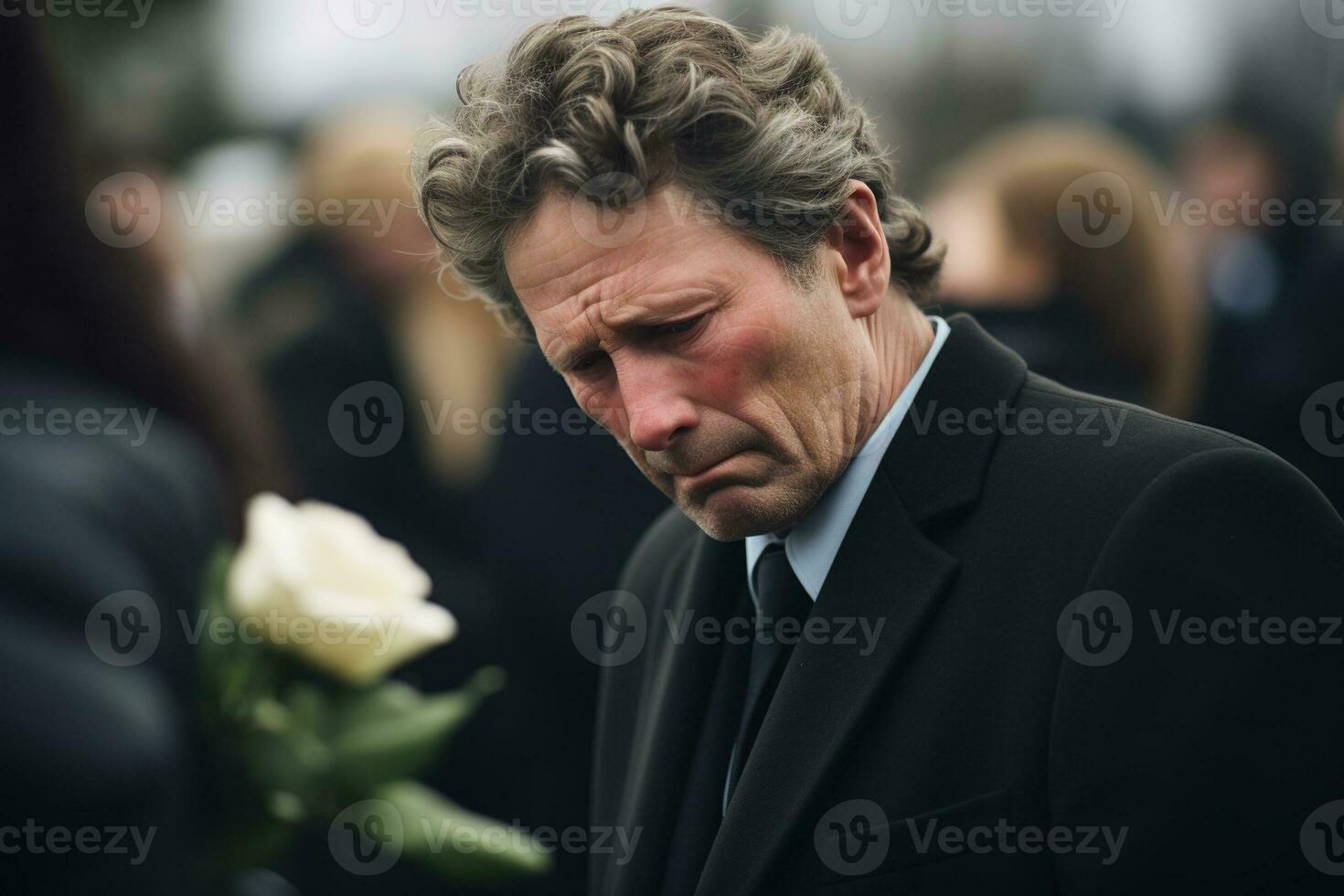 de cerca Disparo de un mayor hombre en frente de un funeral ramo de flores ai generado foto