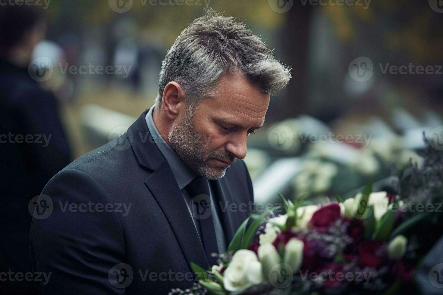 de cerca Disparo de un mayor hombre en frente de un funeral ramo de flores ai generado foto