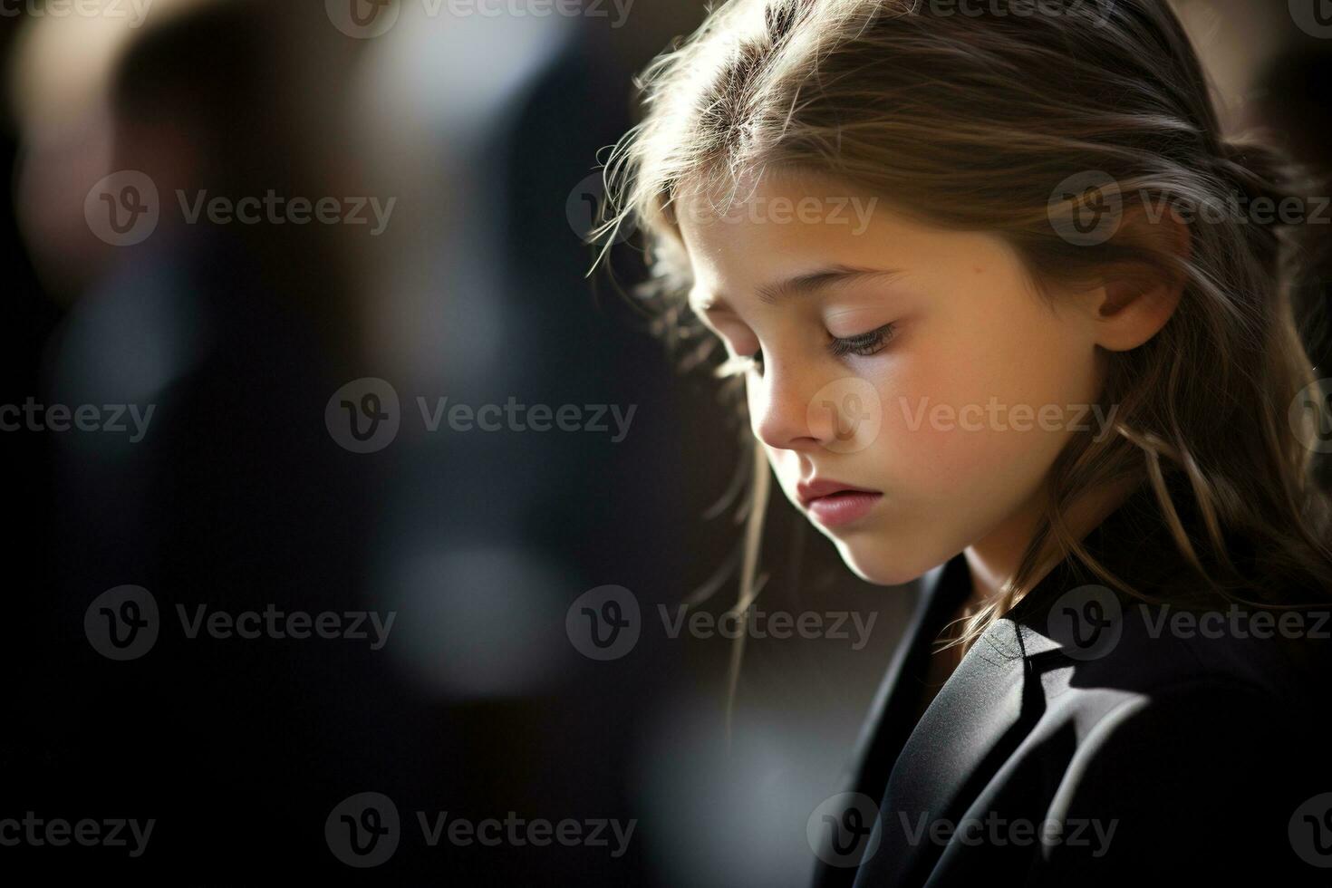 retrato de un triste pequeño niña en el antecedentes de el multitud.funeral concepto ai generado foto