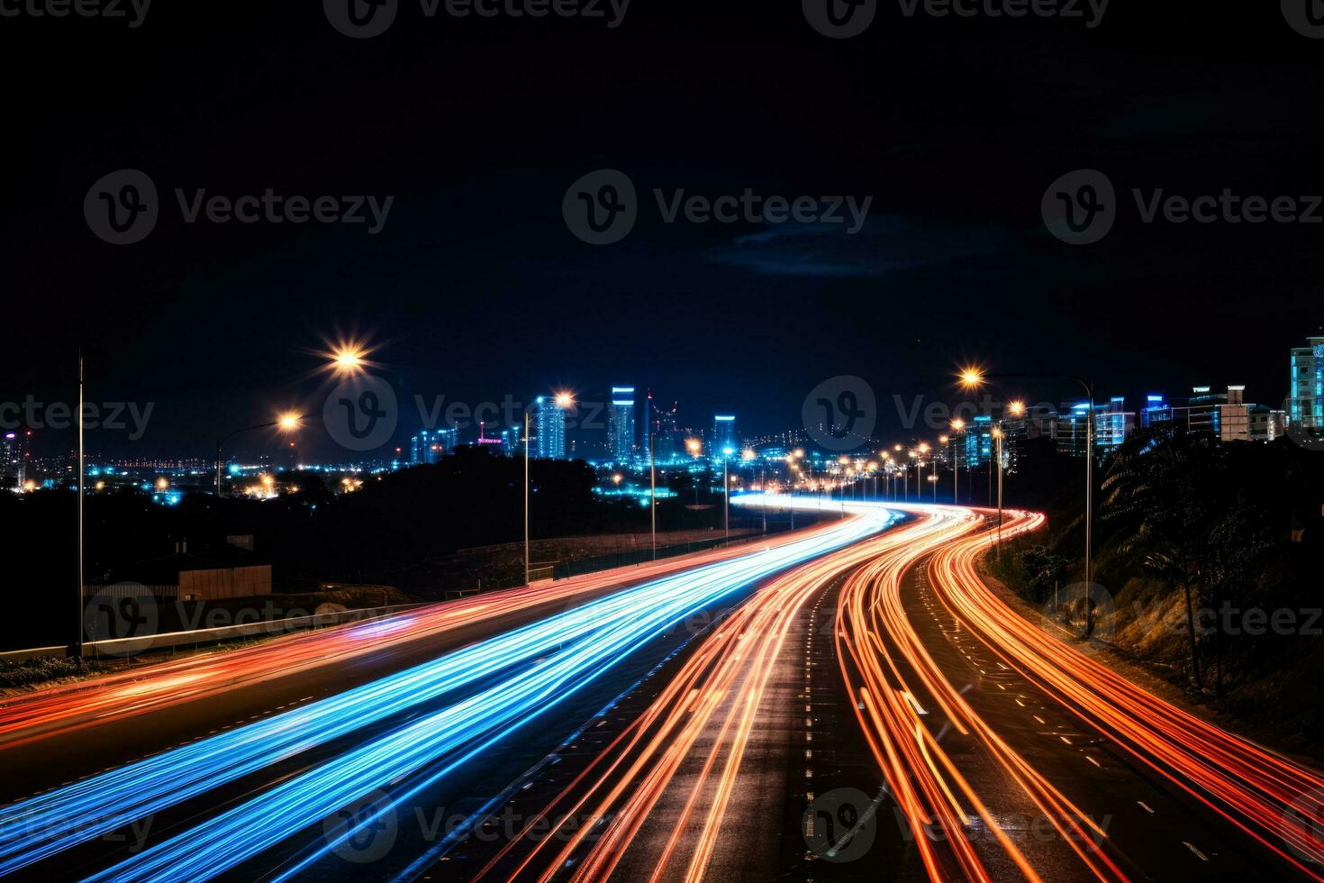 un noche escena de un autopista capturado con largo exposición foto