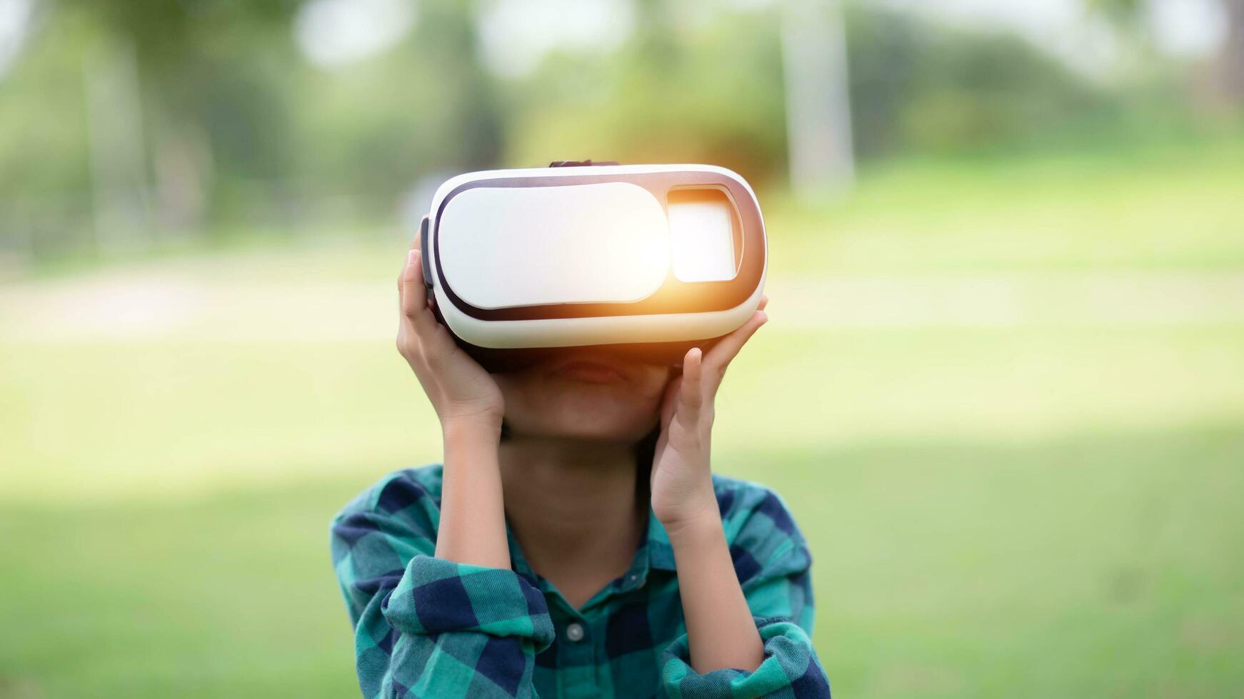 joven niña niño niño jugar virtual realidad juego sostener vr lentes y sorprendido. ciber espacio y virtual juego de azar .sstkhome foto