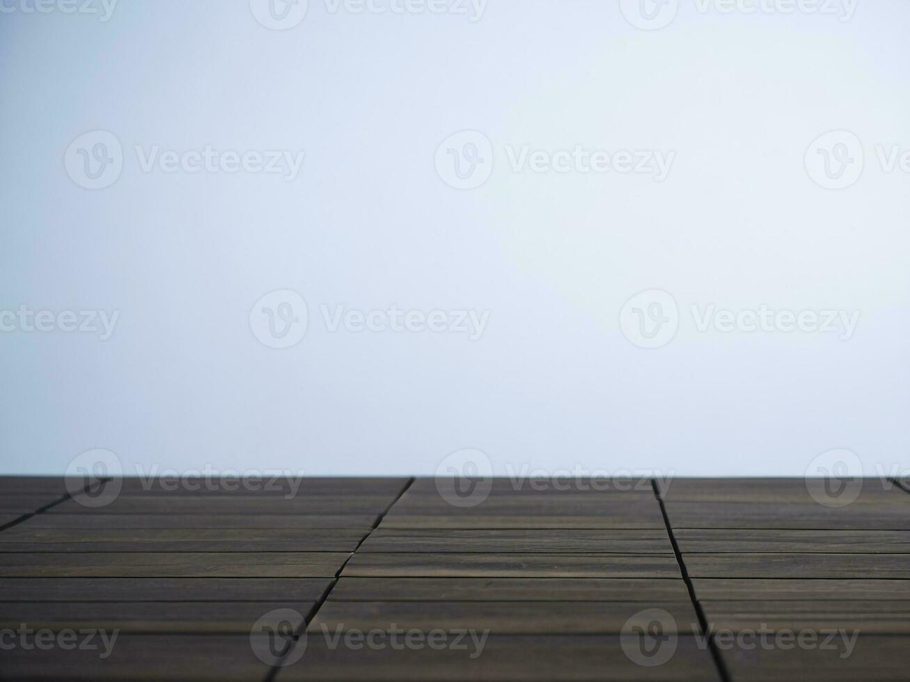 de madera mesa y difuminar tropical blanco fondo, producto monitor montaje. alto calidad foto 8k fhd ai generado