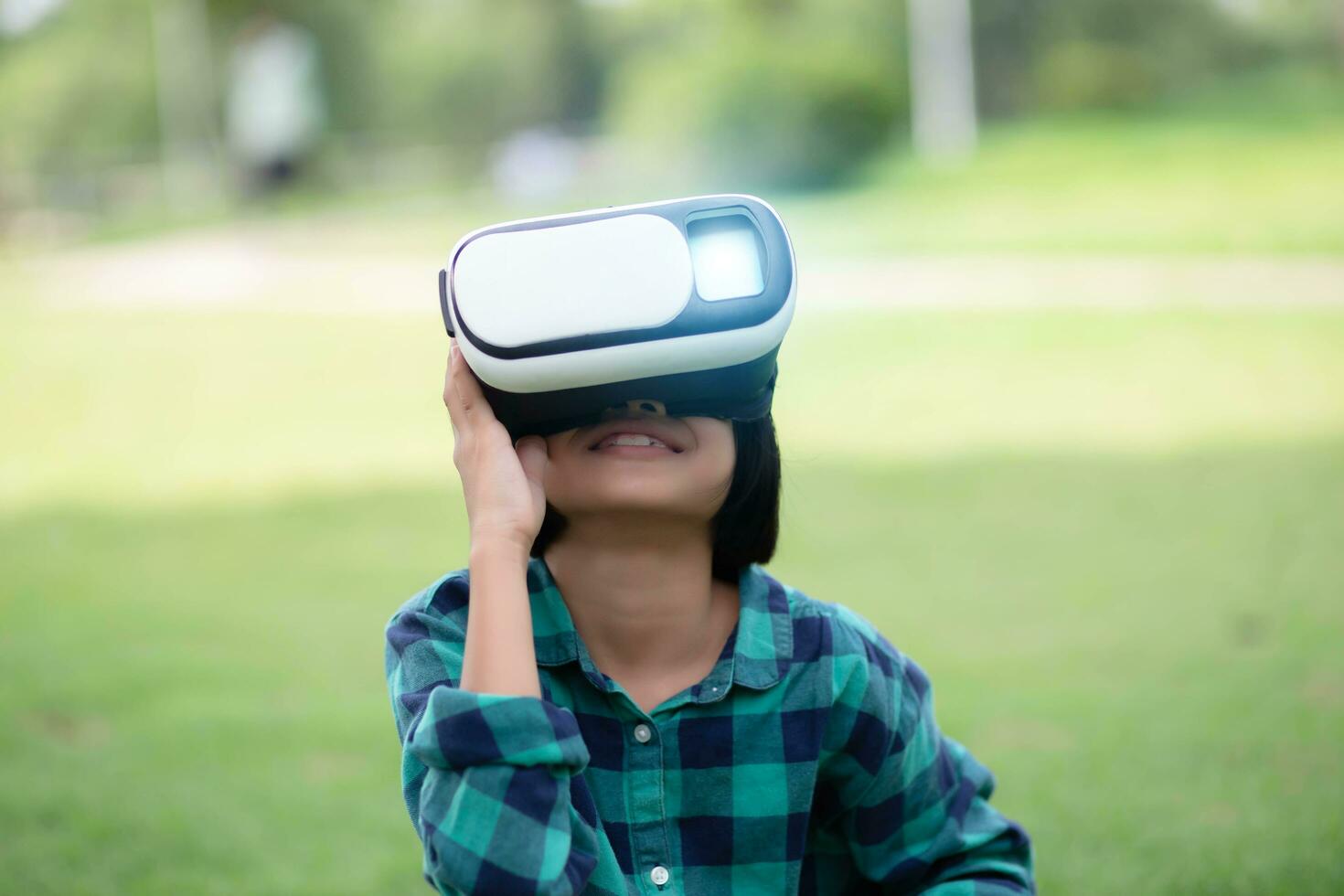 joven niña niño niño jugar virtual realidad juego sostener vr lentes y sorprendido. ciber espacio y virtual juego de azar .sstkhome foto