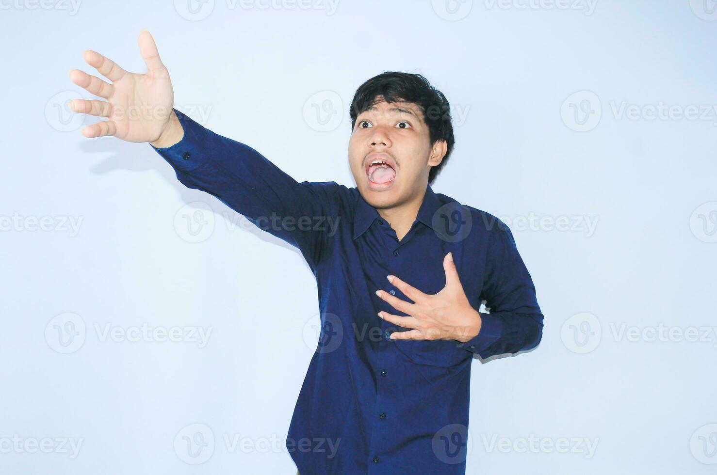 corazón atacado asiático hombre oficina trabajador gritando y toque su cofre con gesto alcanzando fuera para ayuda sufrimiento desde corazón dolor, vestir Armada camisa foto