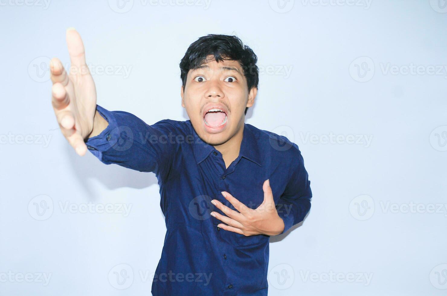 corazón atacado asiático hombre oficina trabajador gritando y toque su cofre con gesto alcanzando fuera para ayuda sufrimiento desde corazón dolor, vestir Armada camisa foto