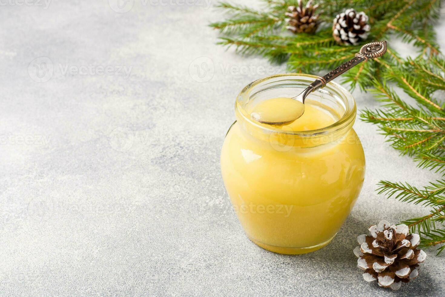 hecho en casa limón Cuajada en vaso frascos en el mesa. concepto Navidad Copiar espacio foto