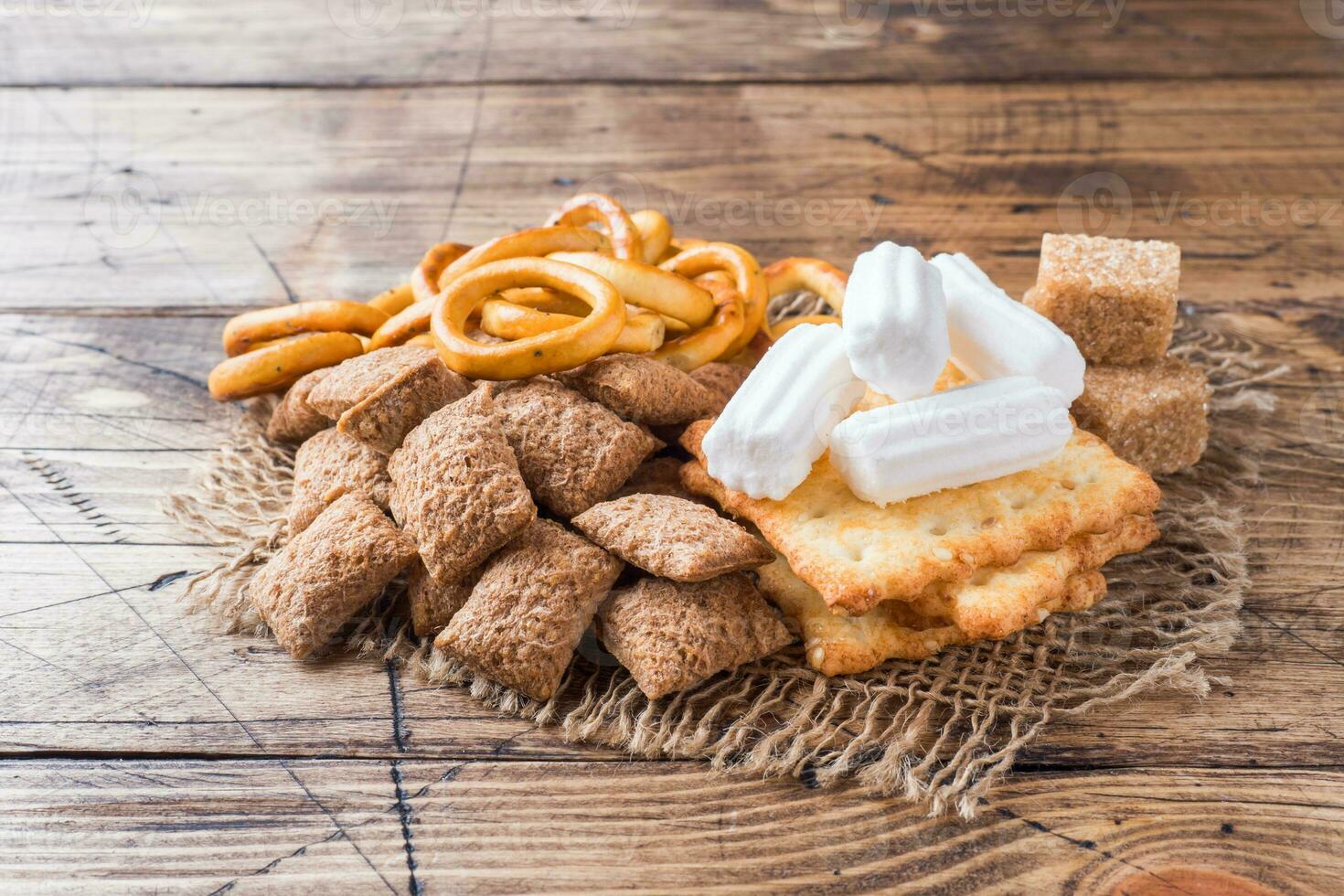 surtido de cereal confitería, malvavisco el secado galletas en de madera antecedentes. foto