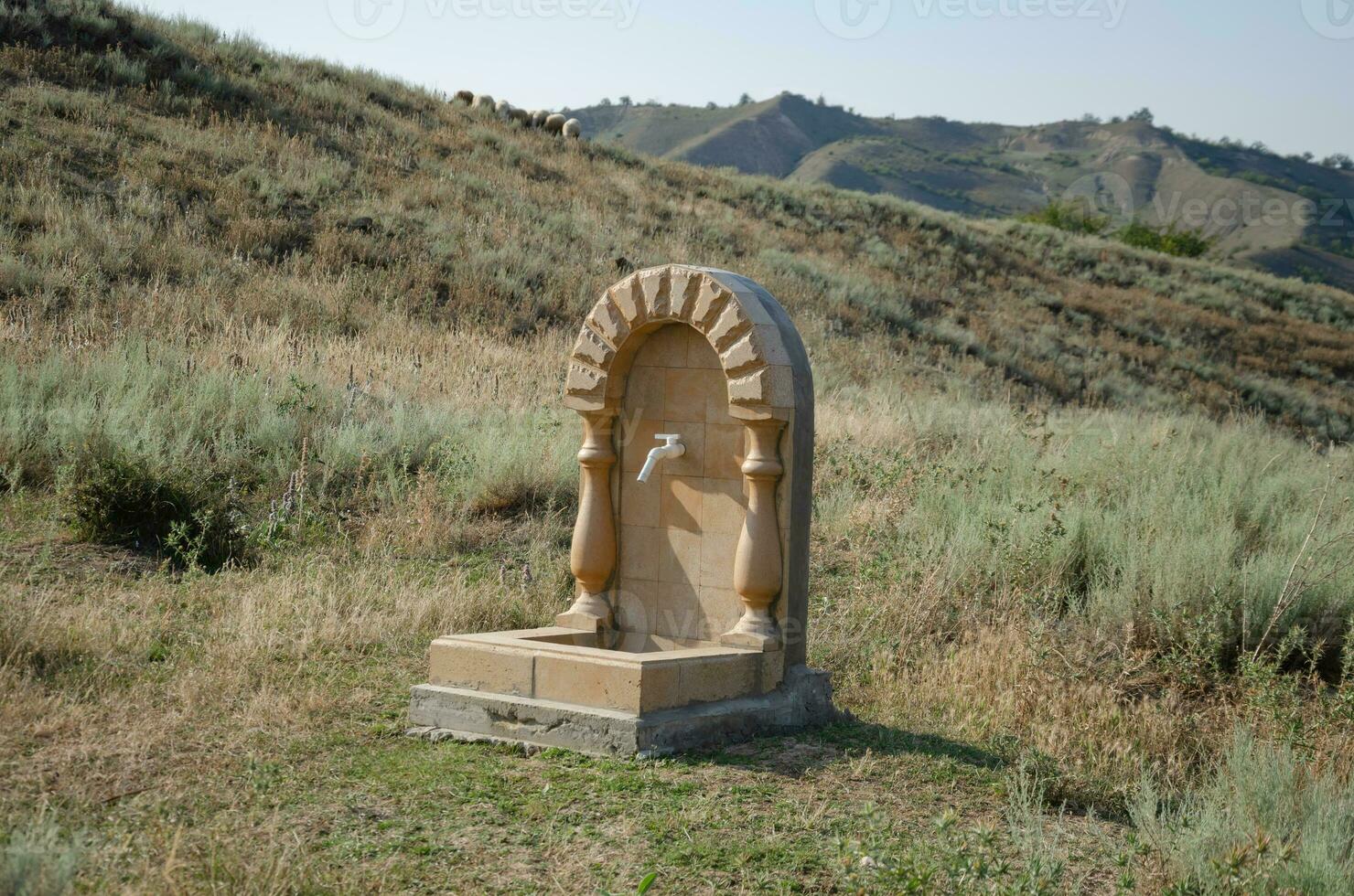 fuente primavera en naturaleza para Bebiendo agua. fuente para Lavado manos y pies foto