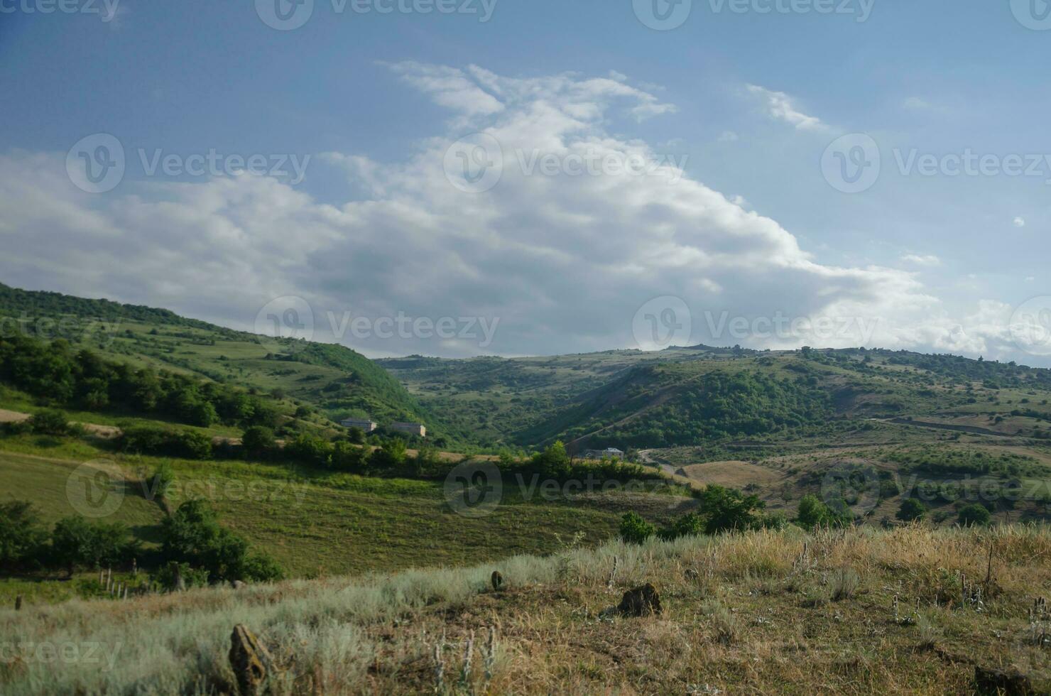 hermosa paisaje de colinas y montañas en verano foto