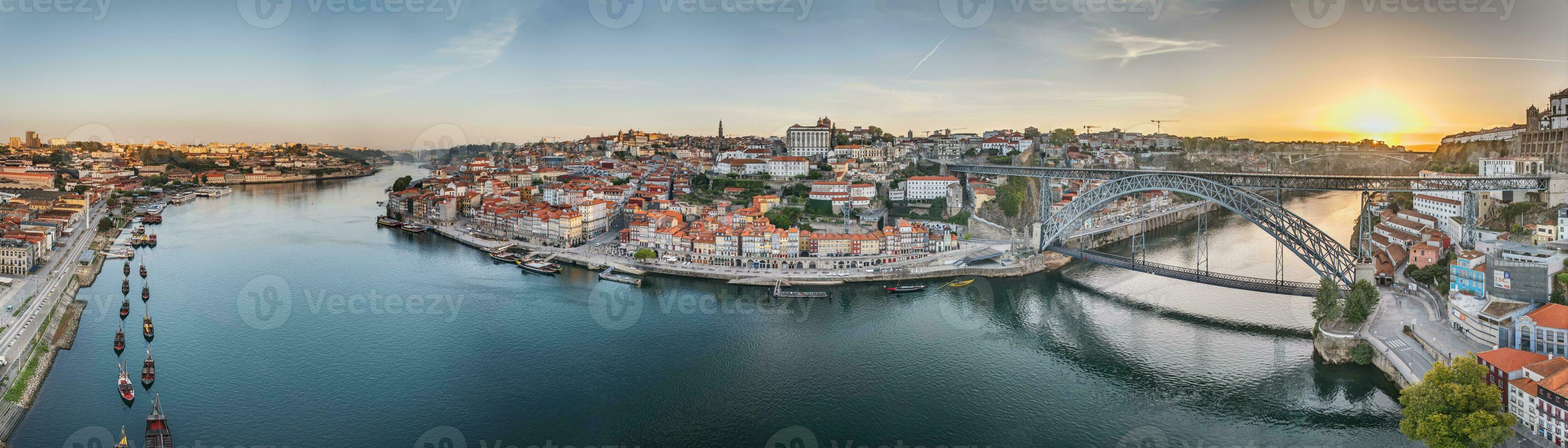 zumbido panorama terminado el ciudad de porto y el douro río a amanecer foto