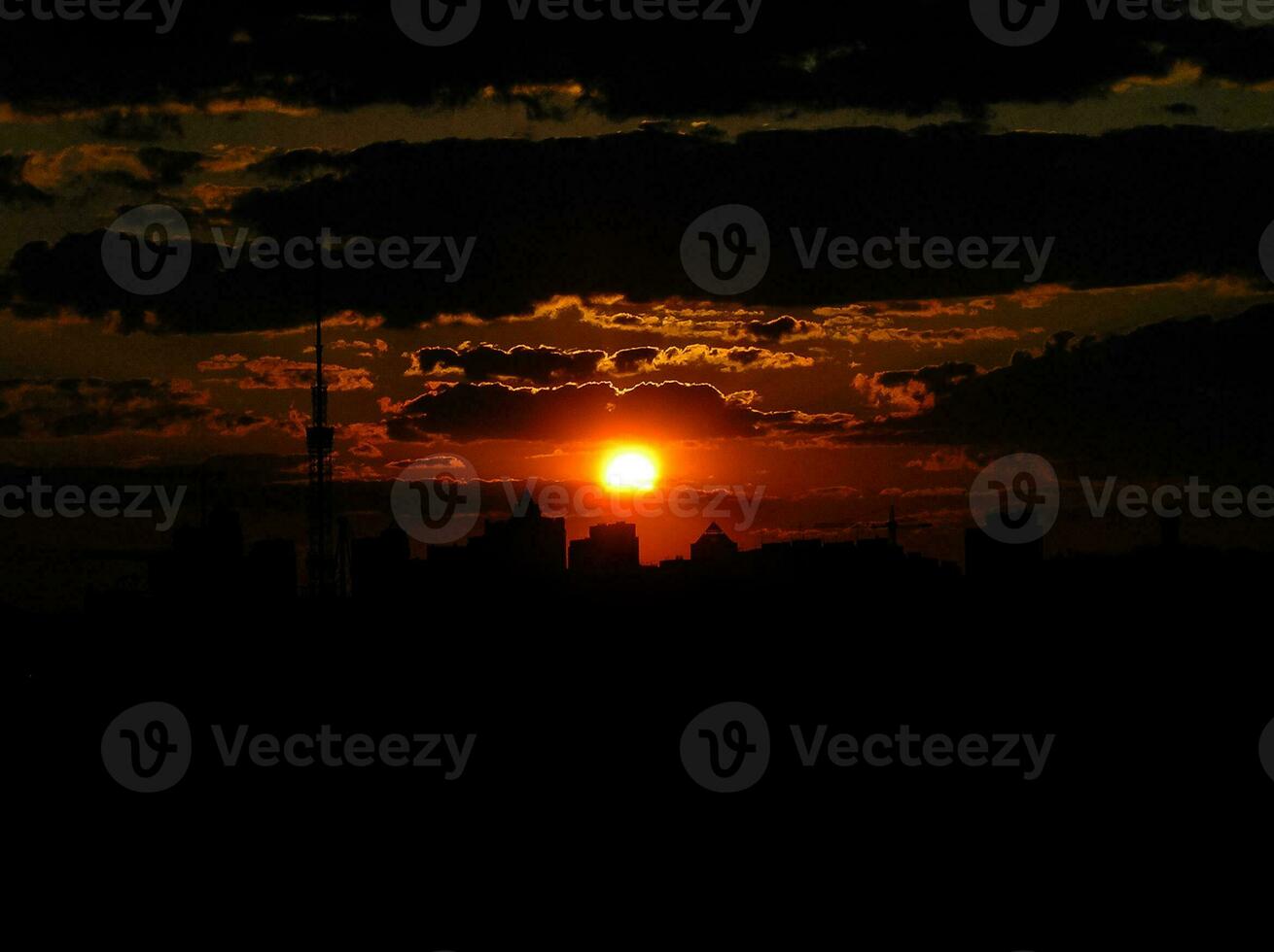 atardecer rojo otoñal con un cielo morado foto