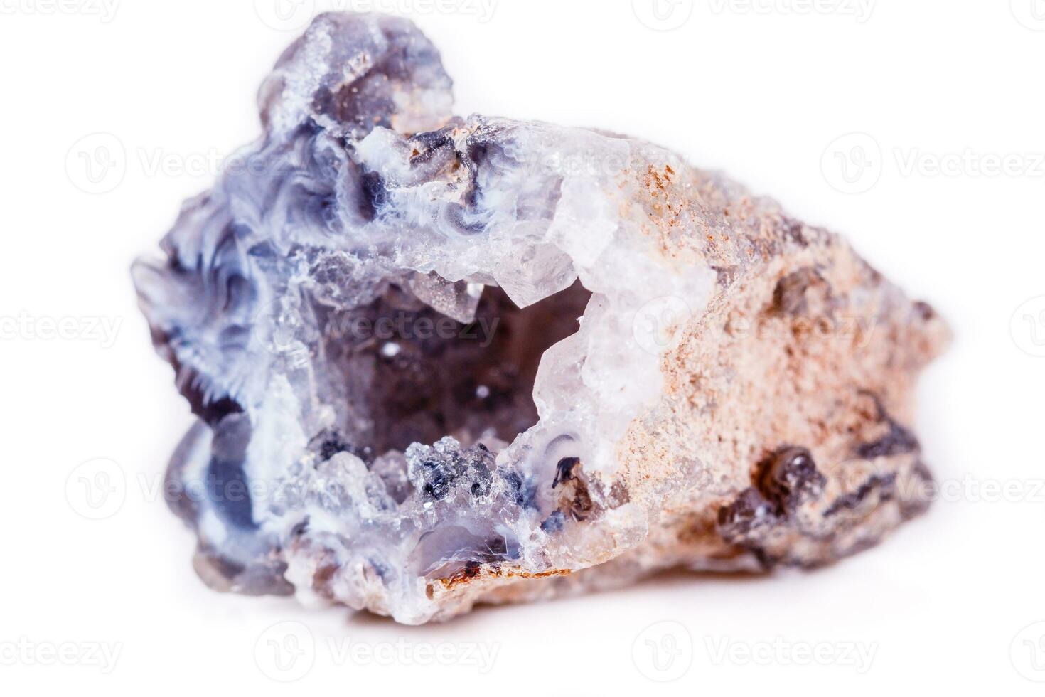 Brote de ágata de piedra mineral macro sobre fondo blanco. foto