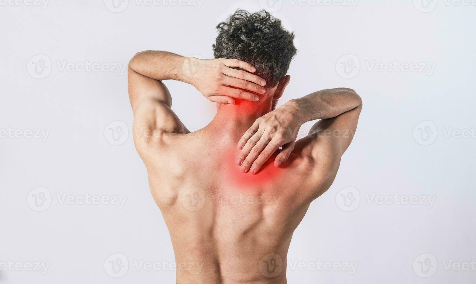 cuello y espalda dolor concepto, hombre con cuello y espalda músculo dolor, cerca arriba de hombre con cuello y espalda dolor, un hombre con músculo dolor en aislado antecedentes. foto