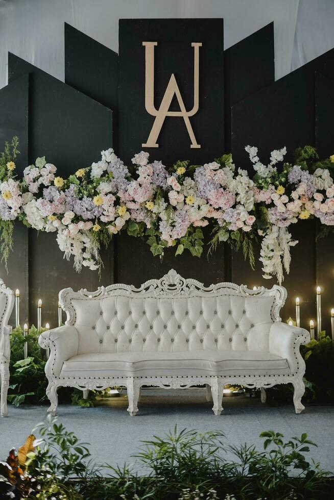 un Boda etapa con blanco sofás y flores foto