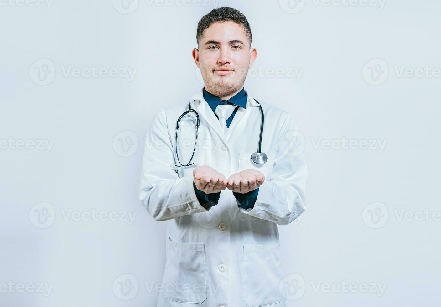 manos de joven médico presentación alguna cosa con las manos vacías. médico con manos juntos y vacío. médico participación alguna cosa en su manos aislado foto