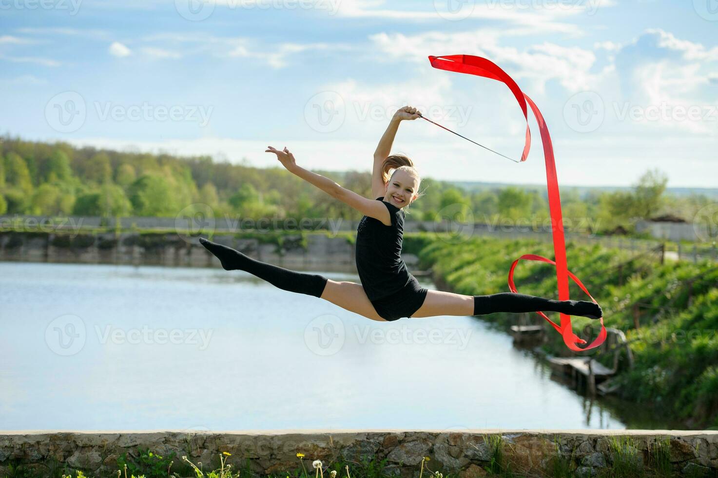 Foto De Stock Gimnasta De Niña Con Cinta.