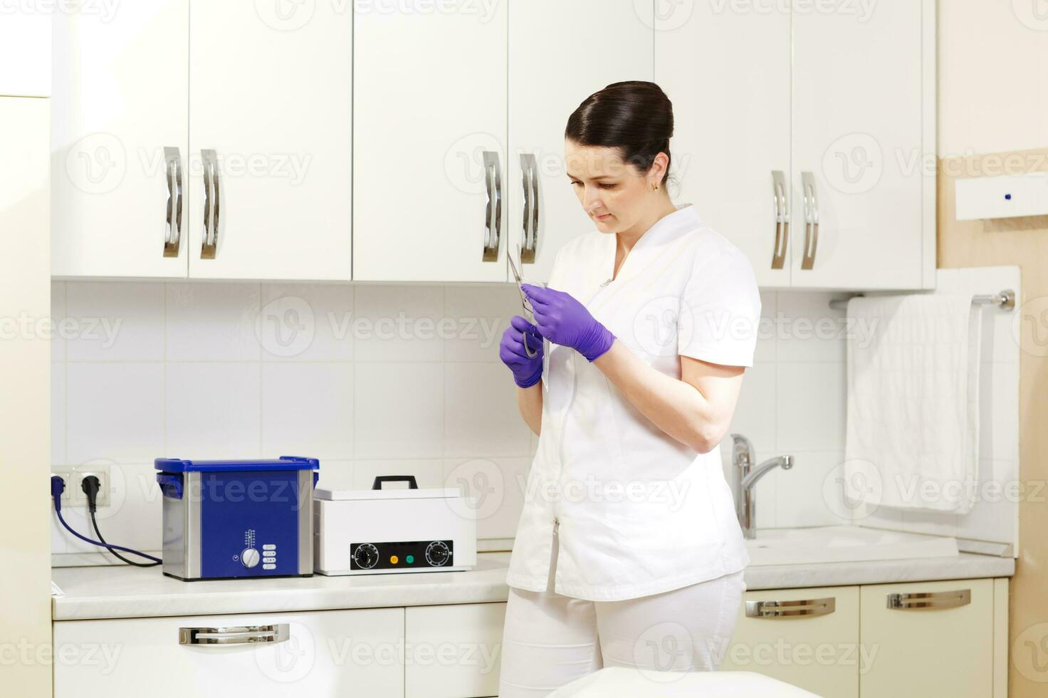 cosmetólogo preparando herramientas para esterilización foto