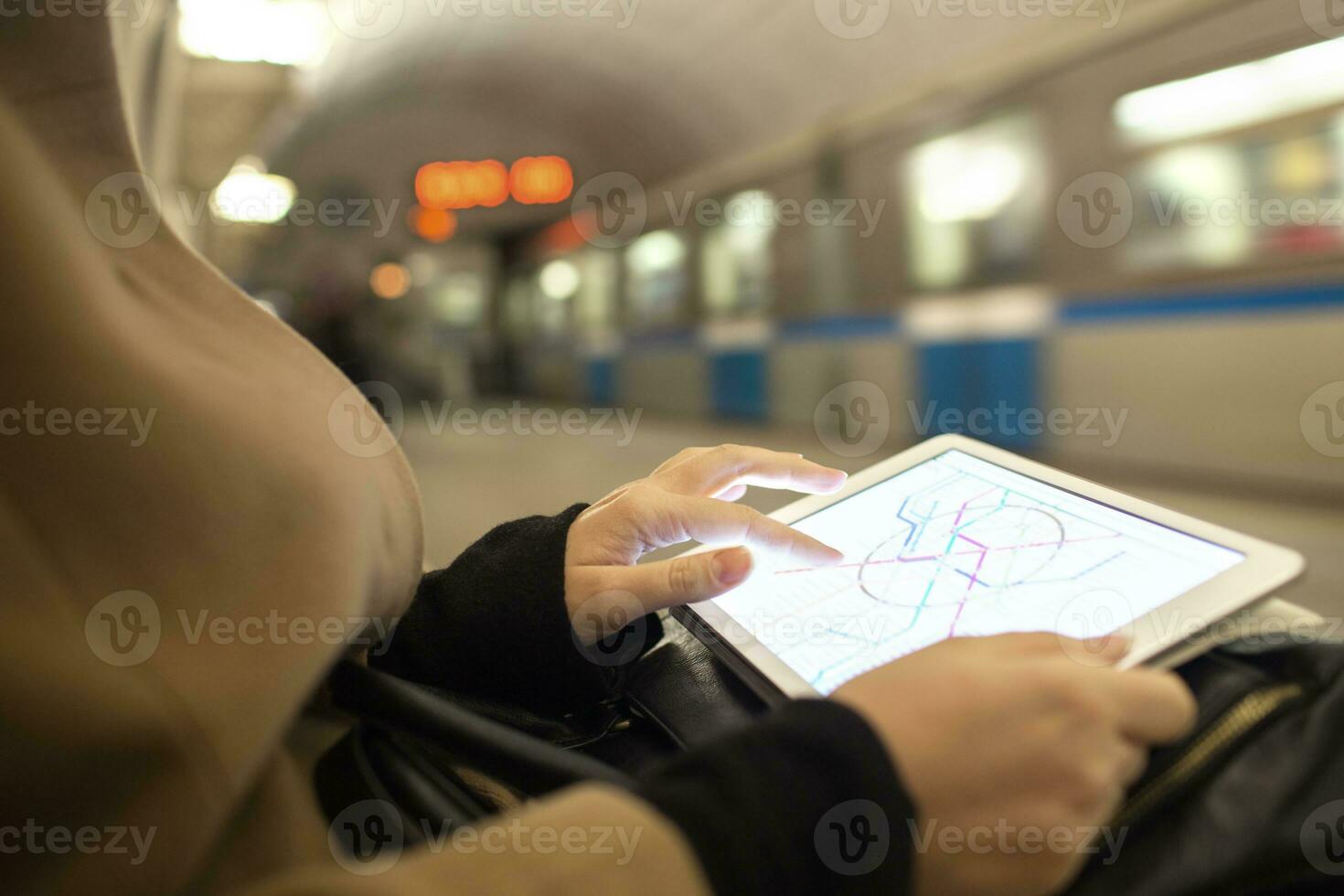tableta en hembra manos demostración subterraneo mapa en subterráneo foto