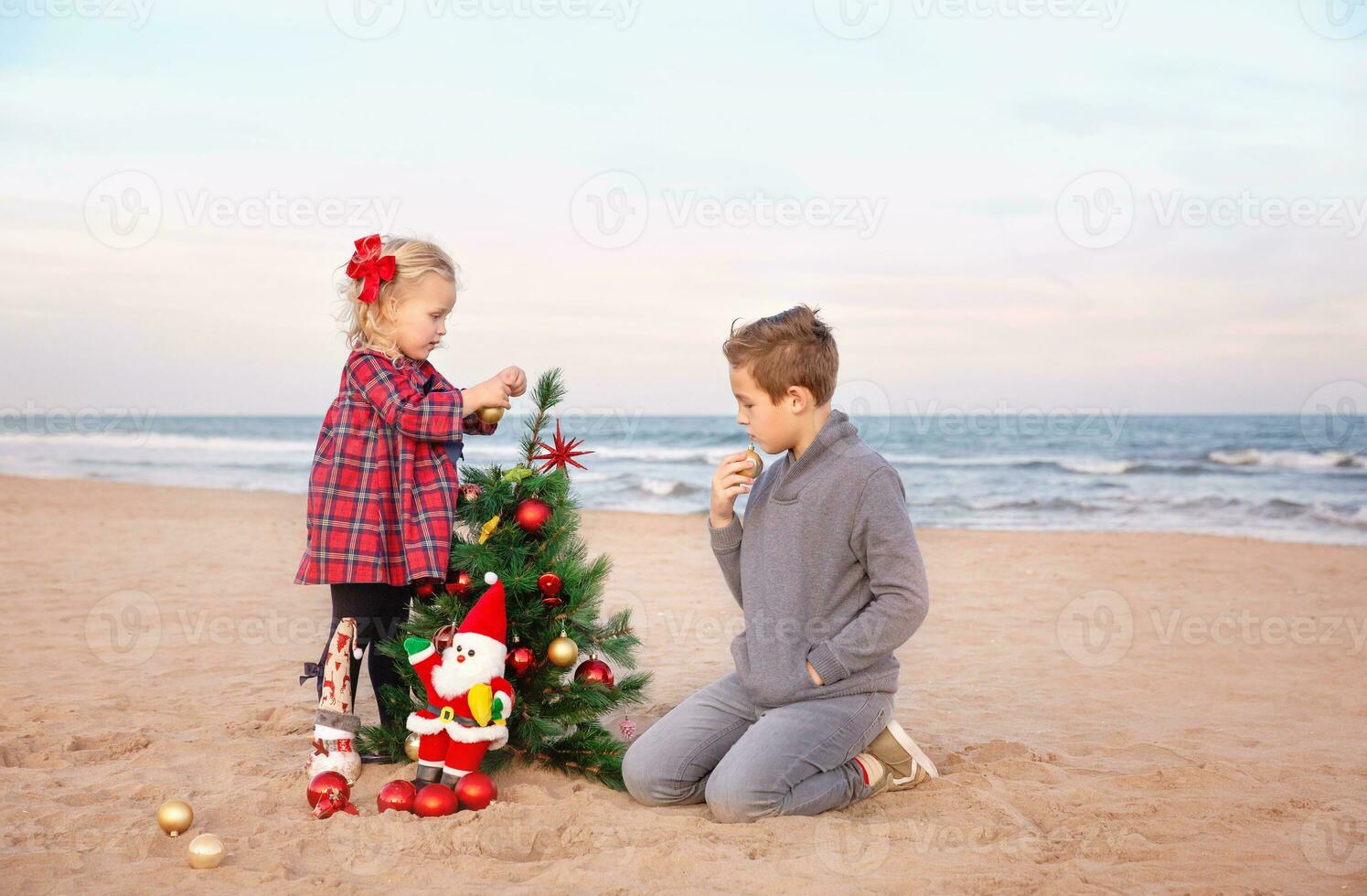consiguiendo Listo para Navidad vacaciones. familia fiesta en el playa foto