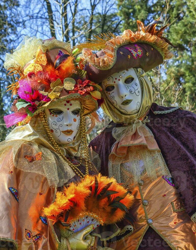 Pareja a el veneciano carnaval a Annecy, Francia foto