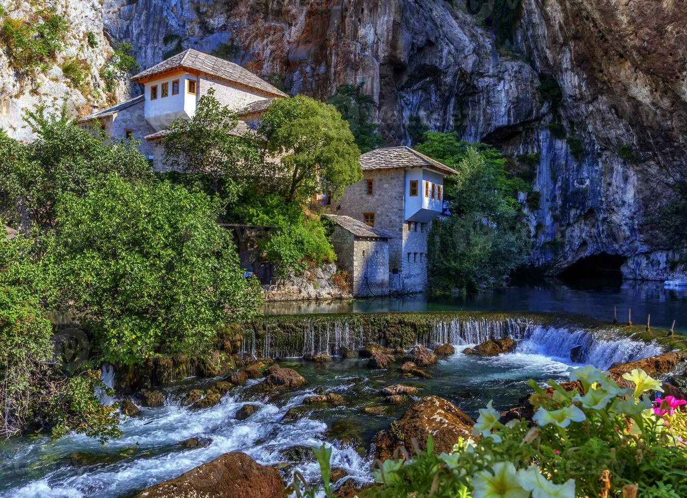 pequeño pueblo blagaj en buna cascada, bosnia y herzegovina foto