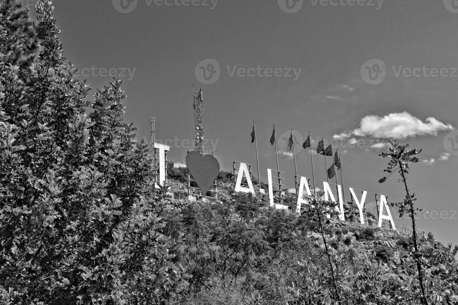 verano paisaje con el decorativo inscripción Alanya en el colina en Turquía foto