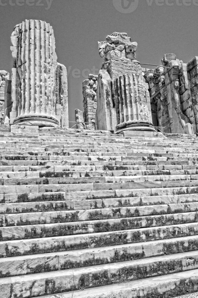 antiguo restos de el antiguo templo de Apolo en didim, Turquía en un caliente verano día foto