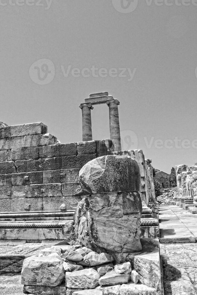 antiguo restos de el antiguo templo de Apolo en didim, Turquía en un caliente verano día foto