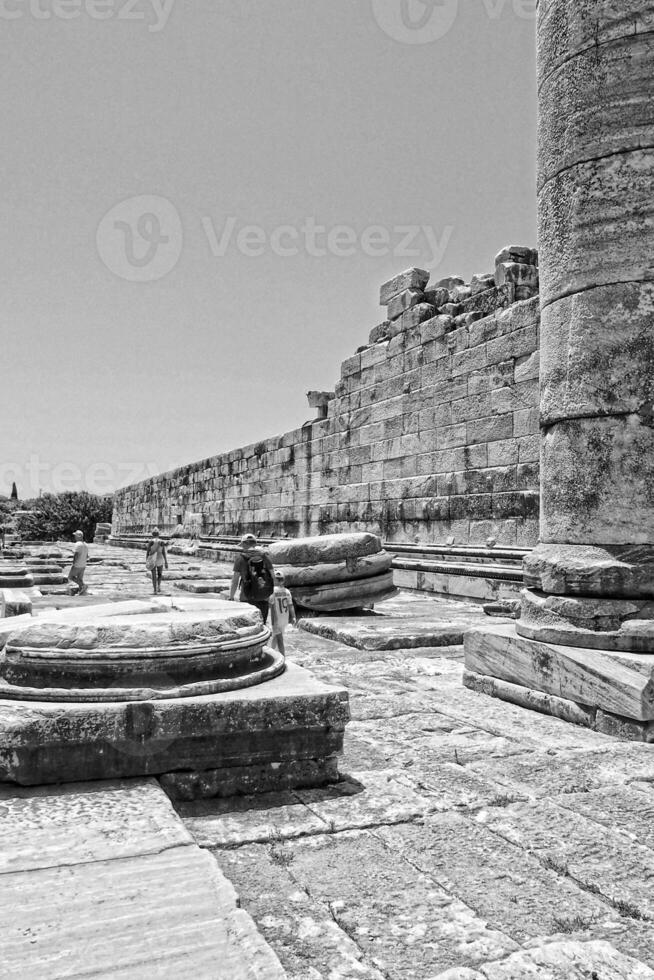 antiguo restos de el antiguo templo de Apolo en didim, Turquía en un caliente verano día foto