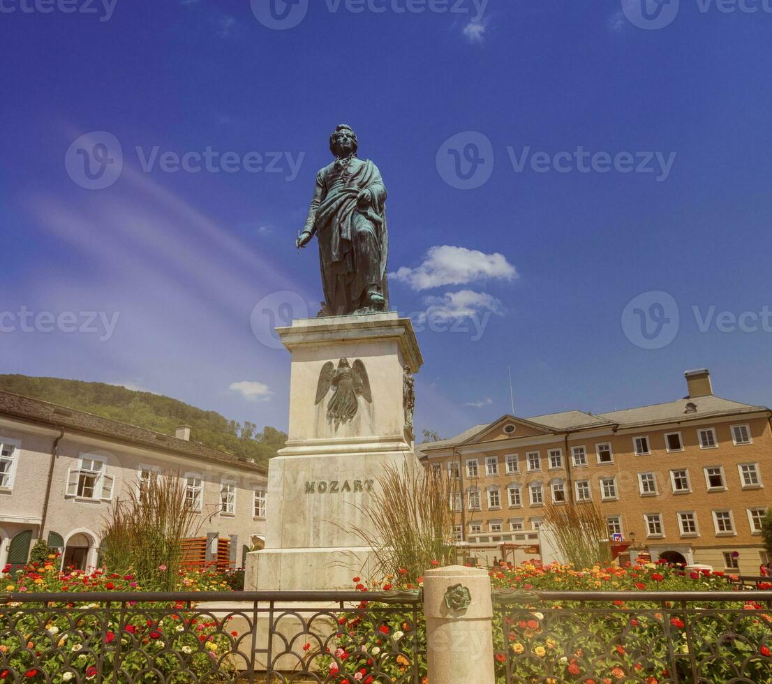mozart Monumento en plaza mozart cuadrado, Salsburgo, Austria foto