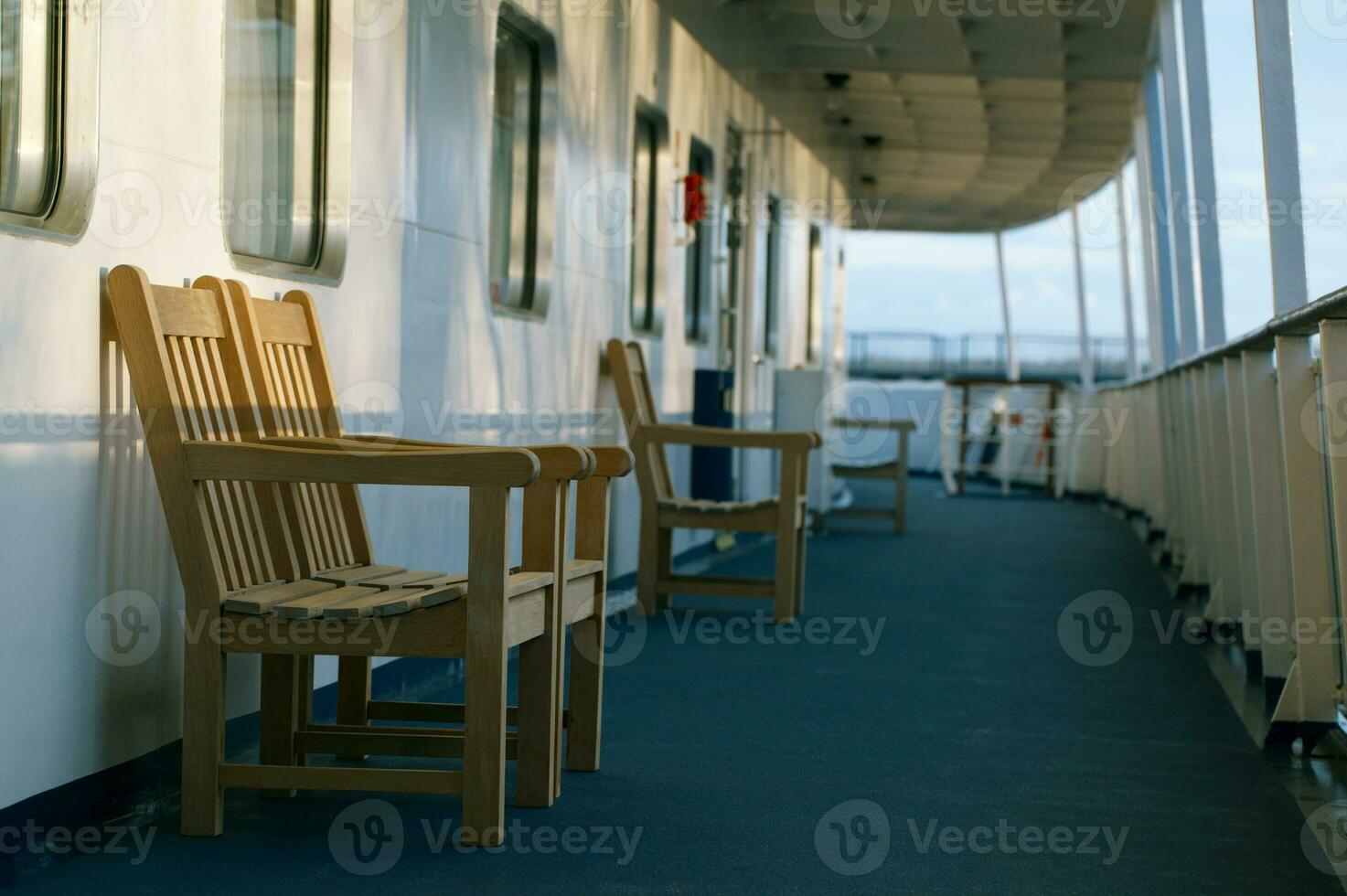 de madera sillas en el cubierta de crucero transatlántico foto