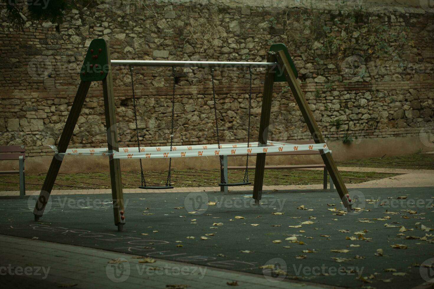 acordonado apagado un cuadro columpio en un niños patio de recreo foto