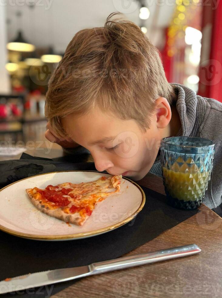 He can eat pizza without hands photo