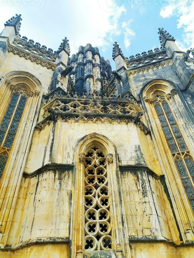 gótico arquitectura, externo paredes de el antiguo monasterio cerca arriba. foto