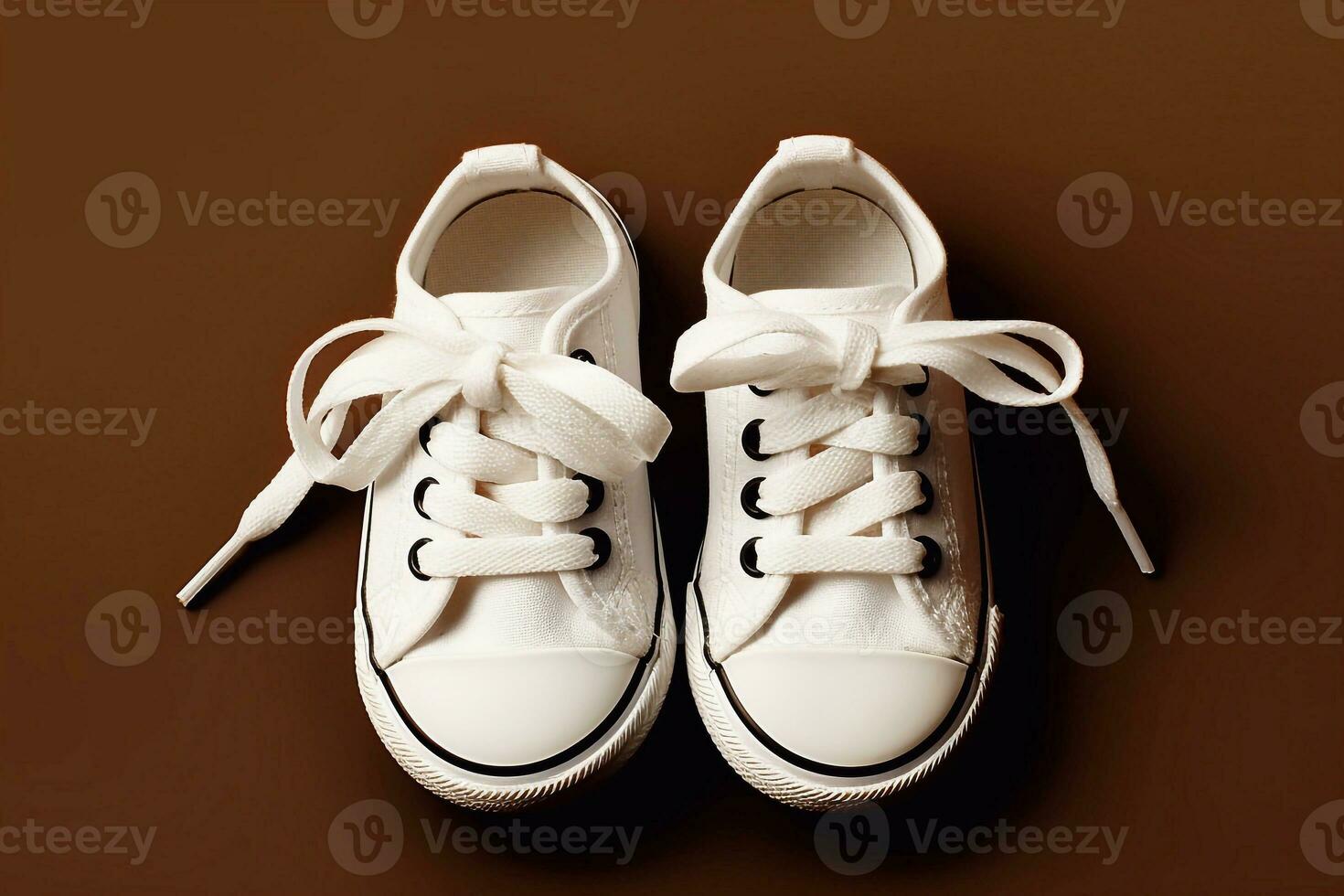 un imagen de blanco bebé Zapatos en beige fondo, parte superior vista, Copiar espacio generativo ai foto