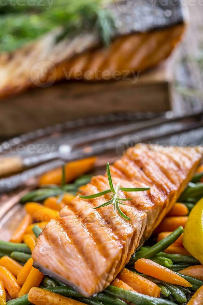 A la parrilla salmón filete con vegetal y hierbas. foto