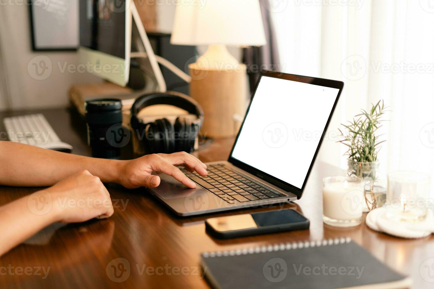 manos trabajando en ordenador portátil computadora y Internet ,blanco pantalla foto
