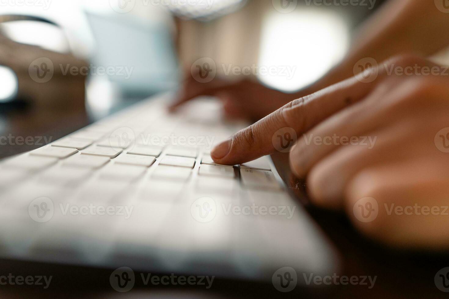 manos trabajando en ordenador portátil computadora y Internet ,blanco pantalla foto