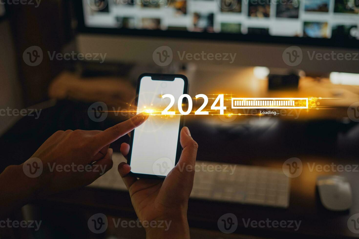 nuevo año 2024 celebracion concepto, teléfono inteligente y trabajo escritorio a hogar antecedentes foto