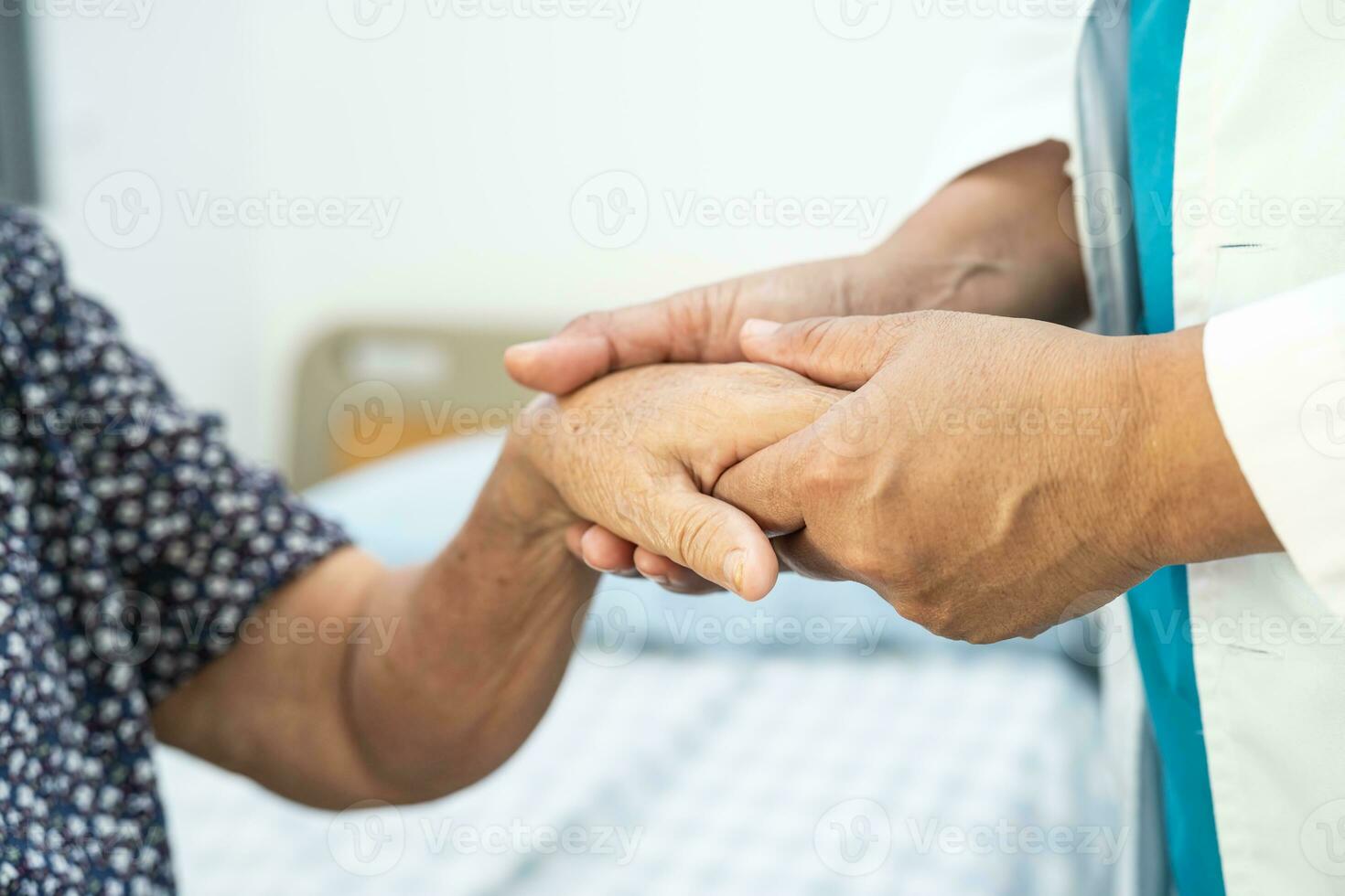 médico utilizando estetoscopio a comprobación el paciente mentira abajo en un cama en el hospital, sano fuerte médico concepto. foto