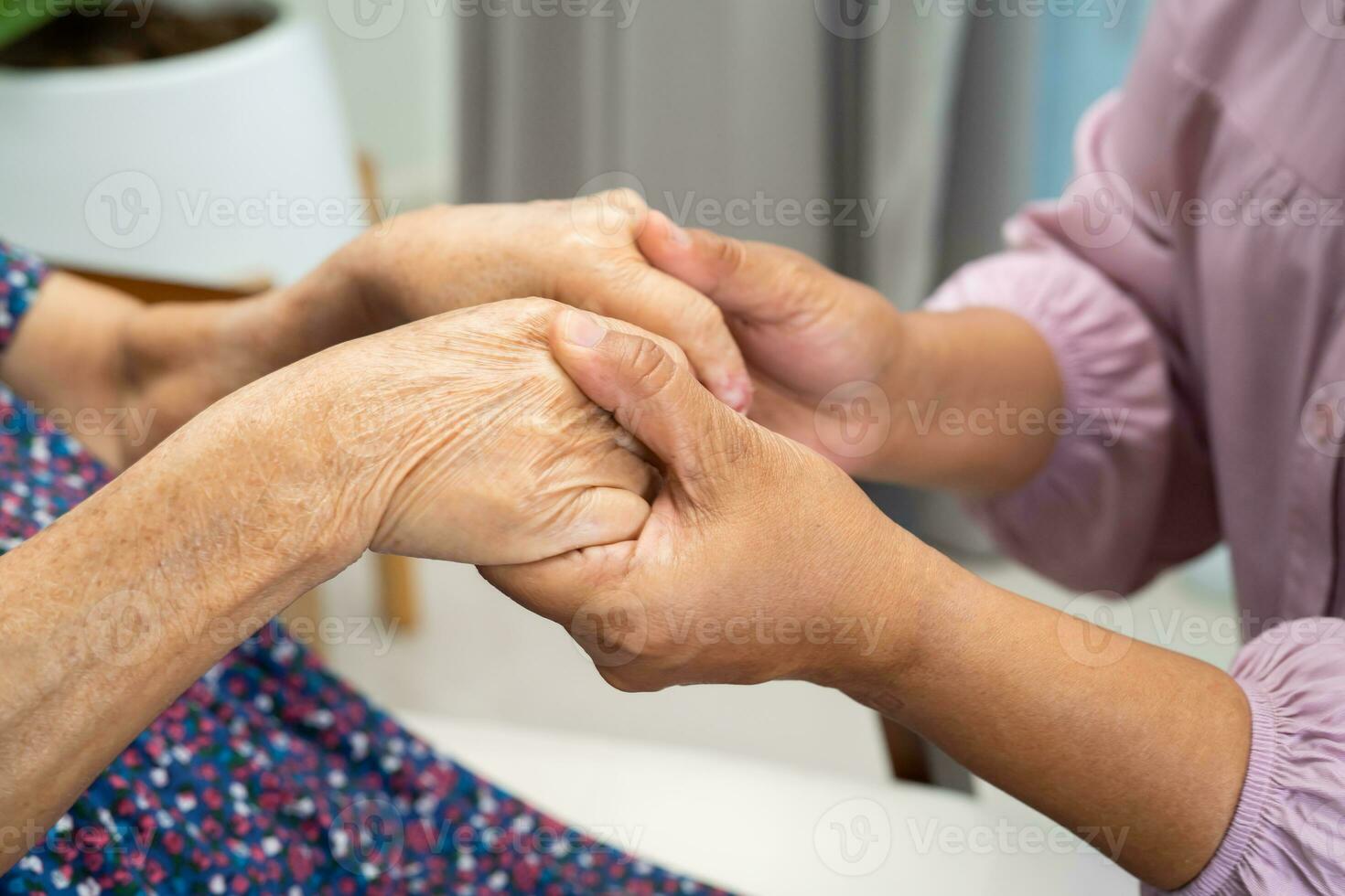 cuidador participación manos asiático mayor mujer paciente con amar, cuidado, animar y empatía en parque, sano fuerte médico concepto. foto