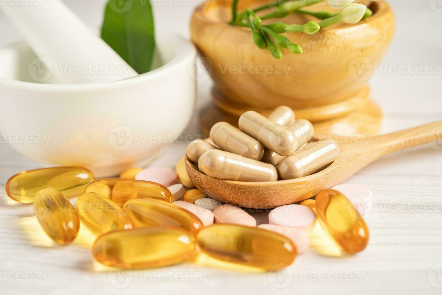 medicina alternativa cápsula orgánica a base de hierbas con vitamina e omega 3 aceite de pescado, mineral, medicamento con hojas de hierbas suplementos naturales para una vida sana y buena. foto