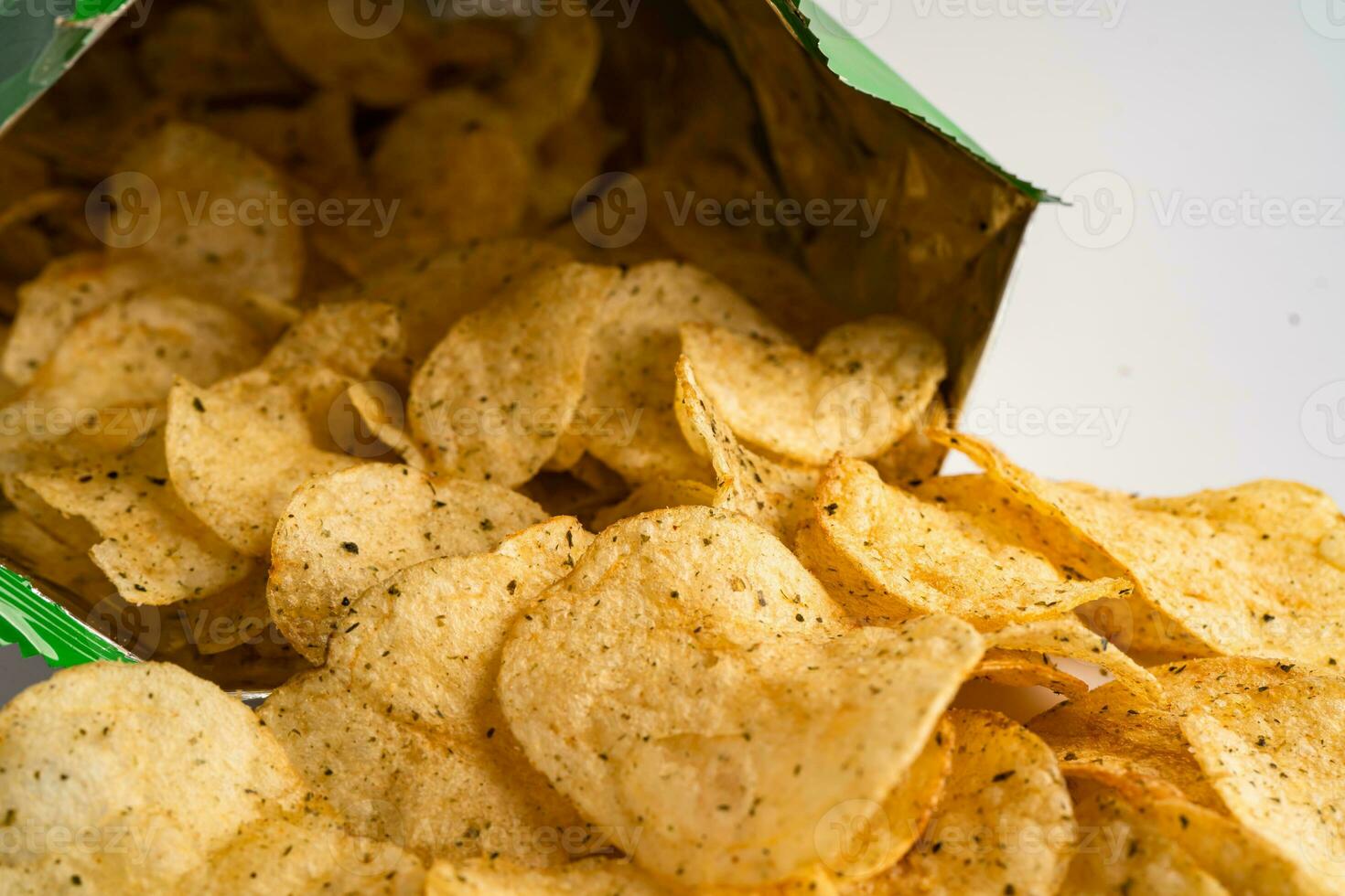 patata papas fritas, delicioso picante para paralíticos, Delgado rebanada profundo frito bocadillo rápido comida en abierto bolsa. foto