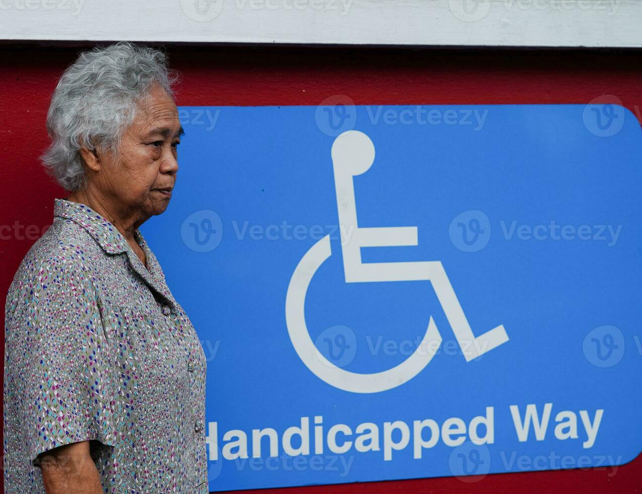 asiático mayor antiguo mujer paciente con invalidez persona símbolo. foto