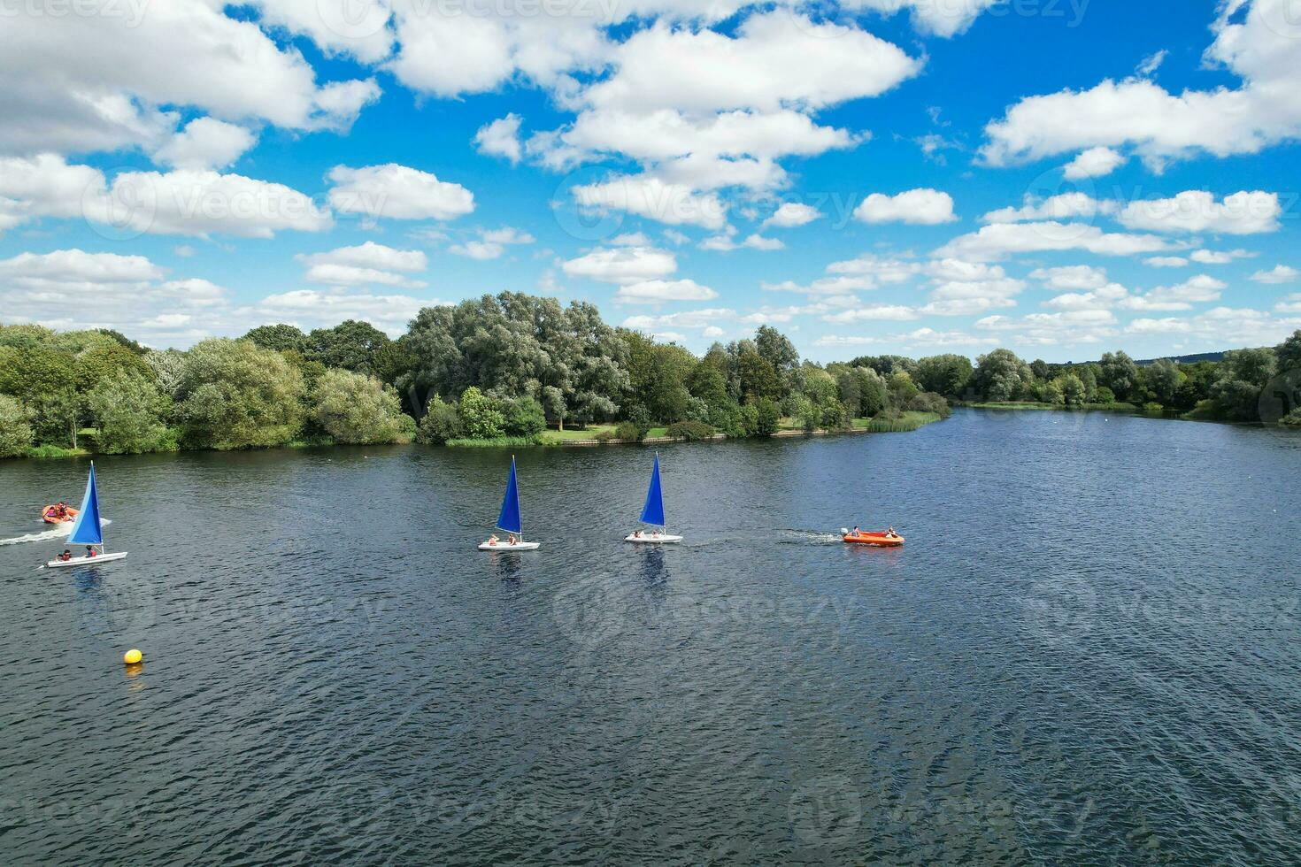 alto ángulo imágenes de personas son paseo en barco a caldecotta lago situado a milton Keynes ciudad de Inglaterra genial Bretaña Reino Unido. el aéreo paisaje estaba capturado en agosto 21, 2023 con drones cámara foto